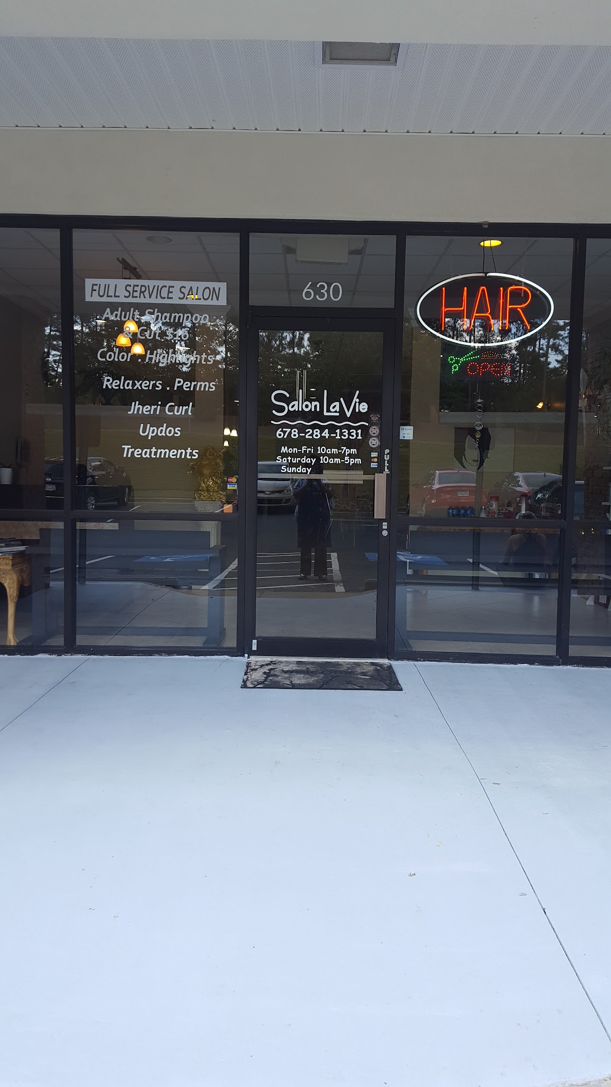 The Salon La Vie storefront at 630 Eagles Landing Pkwy in Stockbridge, GA